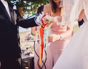 Fitas coloridas do handfasting
