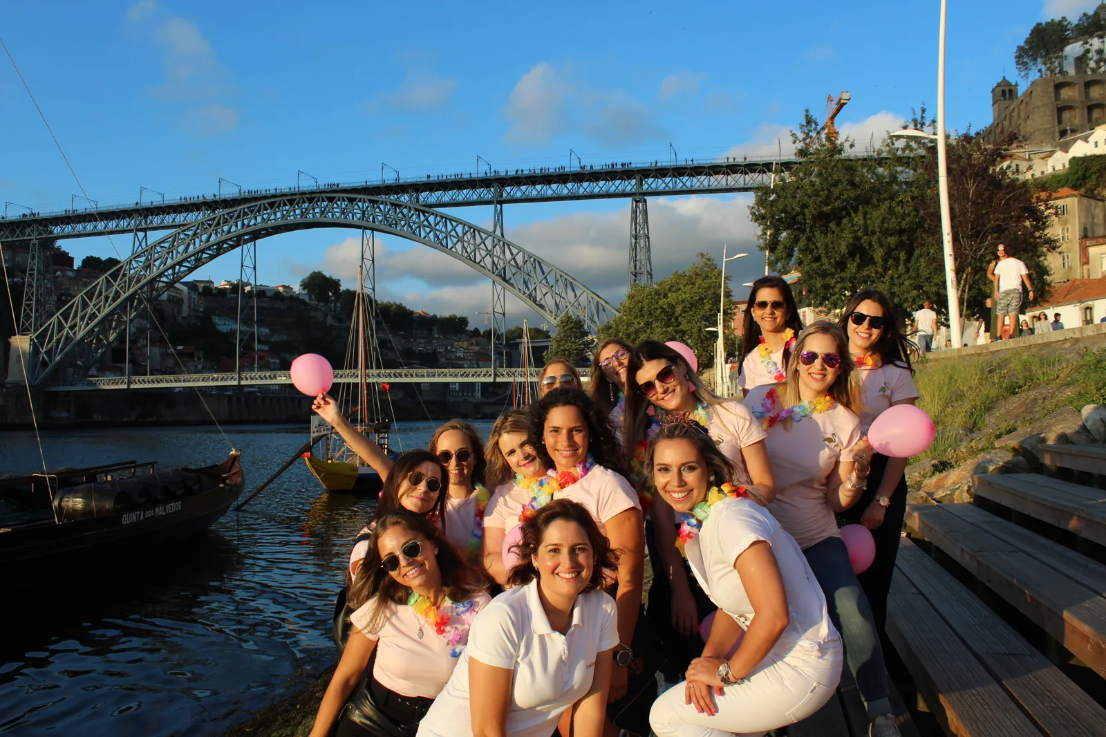 Equipa At Porto Events junto ao Rio Douro e à Ponte D. Luís, no Porto